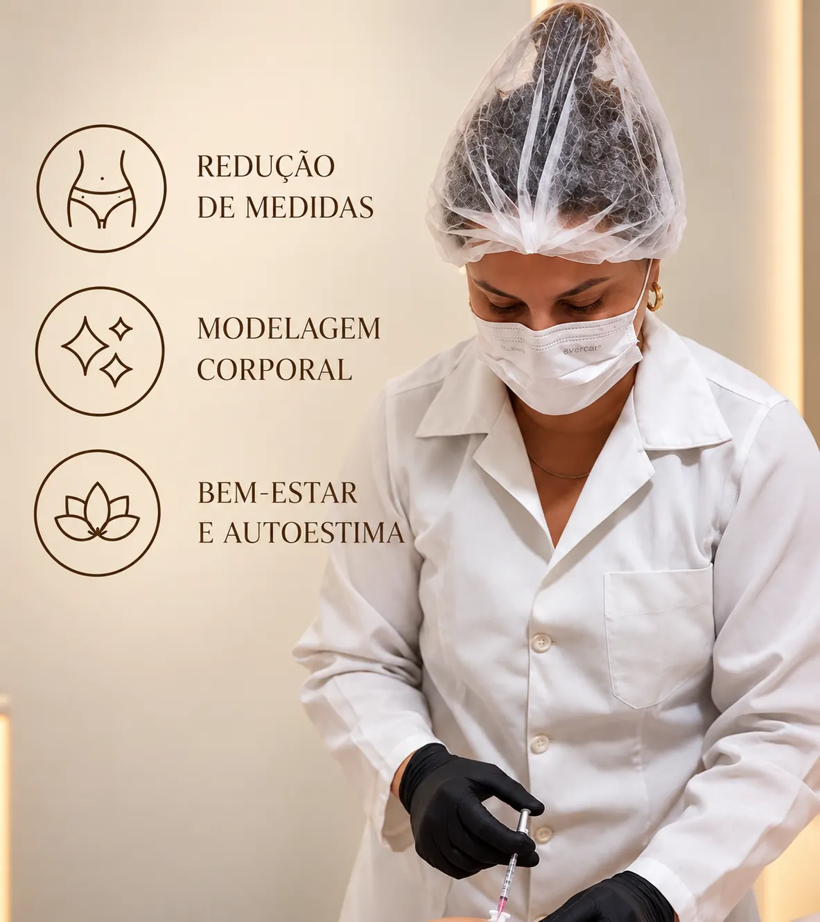 Alessandra Elvira em atendimento, com o painel da clínica ao fundo