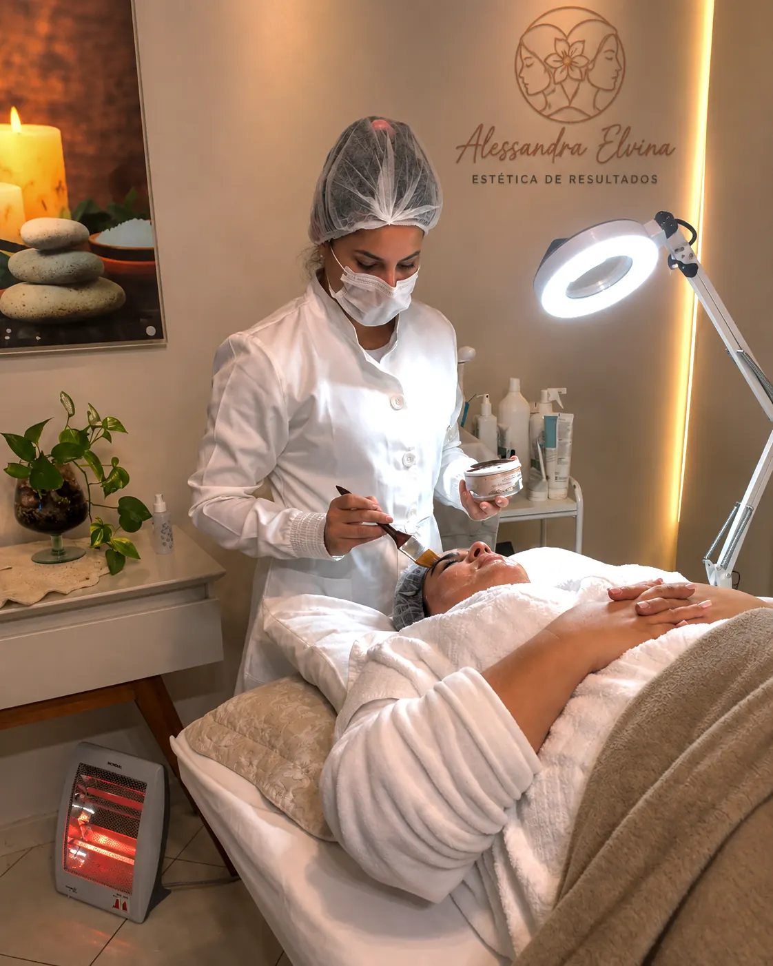 Procedimento facial com luminária de LED na clínica